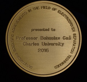 Profesor Bohuslav Gaš byl oceněn medailí Arnolda O. Beckmana