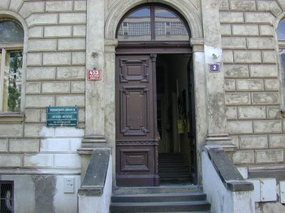 Benátská 2, vchod do budovy