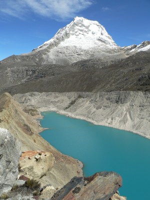 Jezero Palcacocha v pohoří Cordillera Blanca (Peru).